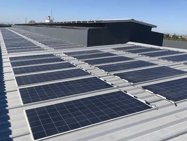 哪些企业采用了光伏材料进行建筑集成
